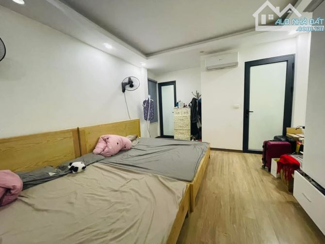 Nhà mới, căn góc đầu hồi, mặt ngõ Thịnh Quang, 30m ra oto, sổ 35m2. Giá 8.4 tỷ - 5