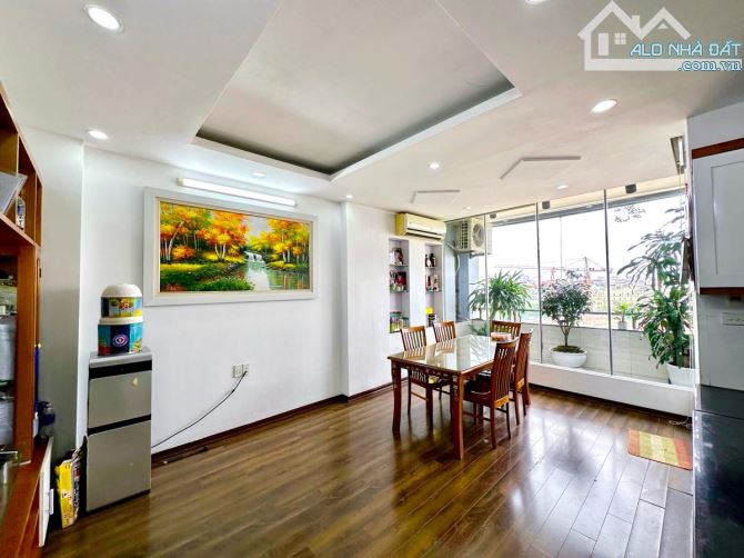 Bán nhà Phố Nguyên hồng. Đống đa 55m. 6 Tầng. Mặt tiền 5,4m. Giá 18 tỷ - 5