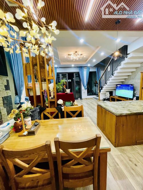 ✨ SIÊU PHẨM NHÀ ĐẸP – CHÍNH CHỦ XÂY DỰNG TÂM HUYẾT ✨ Vị trí: Đường 3/2 – P. Hải Châu 2 - 5