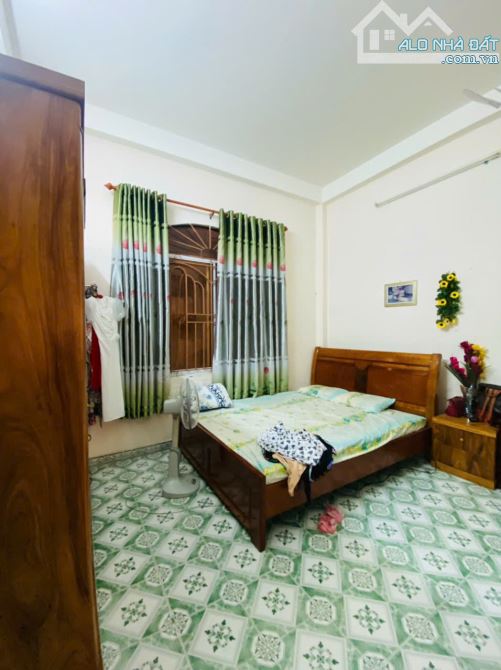 Bán nhà 4 tầng vị trí đẹp đường oto,thông  Đi bộ ra biển Hòn Chồng 3 phút - 5