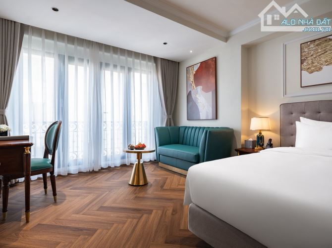 Bán khách sạn mặt phố Hàng Gai 145m2 x 9 tầng, MT 7m, 30 phòng, Giá 402 tỷ CT 500 triệu/th