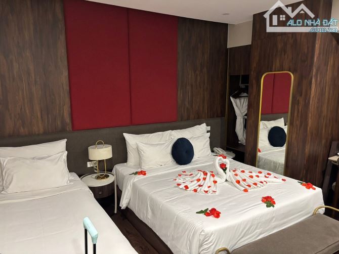 Bán khách sạn mặt phố Hàng Gai 170m2 x 10 tầng x MT 7,2m - 165 tỷ - cho thuê 2,2 tỷ/tháng