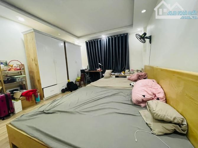 Nhà mới, căn góc đầu hồi, mặt ngõ Thịnh Quang, 30m ra oto, sổ 35m2. Giá 8.4 tỷ - 6