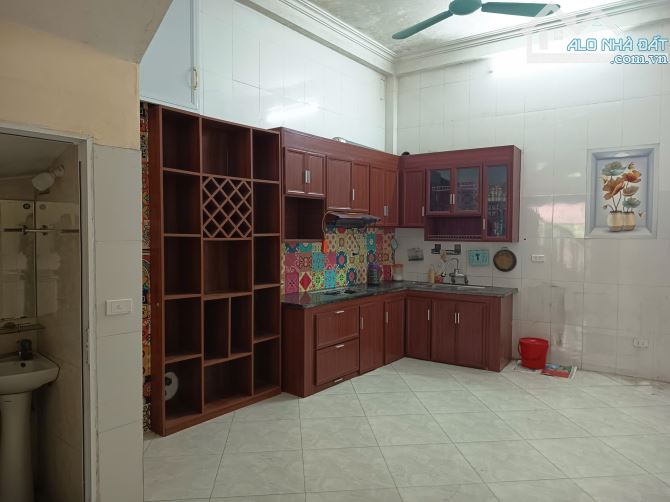 CẦN BÁN NHÀ CAO XÁ -Ô TÔ ĐỖ CỔNG -NGÕ THÔNG TỨ TUNG -BÃI ĐỖ XE GẦN -4.7 Tỷ - 6