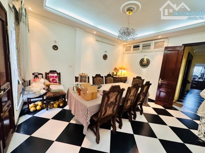 Bán nhà Phố Nguyên Hồng.Đống đa. Diện tích 55m. 6 Tầng. Mặt tiền 4,5m. Giá 18 tỷ - 7
