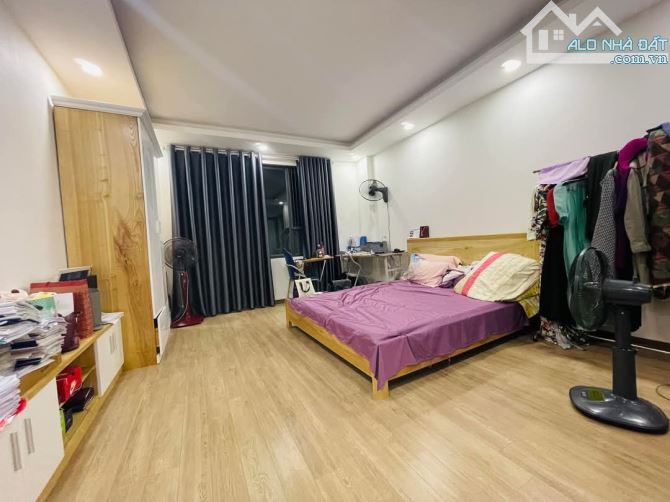 Nhà mới, căn góc đầu hồi, mặt ngõ Thịnh Quang, 30m ra oto, sổ 35m2. Giá 8.4 tỷ - 7