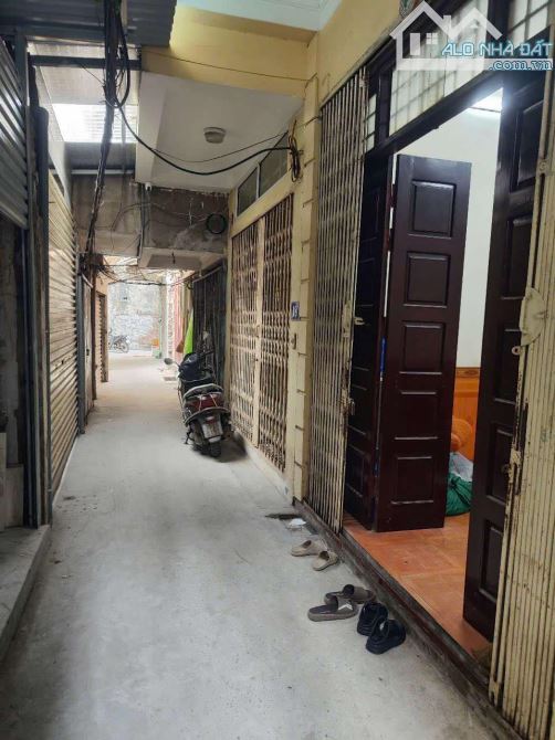 Bán nhà Kim Giang Hoàng Mai Sổ Dt28/35/37t2 . 3 Tầng . Mt3 . Giá 5tỷ8 NGÕ BA GÁC - Ô CHỜ T - 9