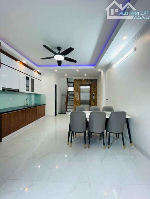 Nhà Đẹp 6 Tầng Thang máy ở Cầu Giấy, 35m, 9,3 Tỷ - 9