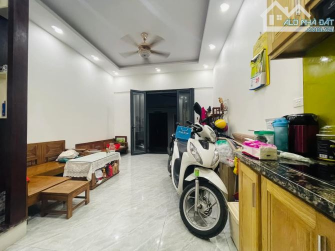 Nhà mới, căn góc đầu hồi, mặt ngõ Thịnh Quang, 30m ra oto, sổ 35m2. Giá 8.4 tỷ - 9