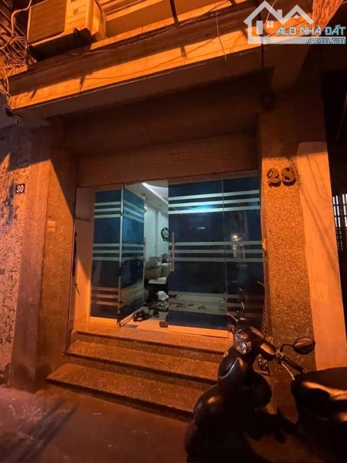 Bán nhà Trần Khát Chân 28/30m2, 5 tầng, mt 3.1m gần phố, ngõ thông, sổ đỏ đẹp. Giá 7.35 tỷ - 9