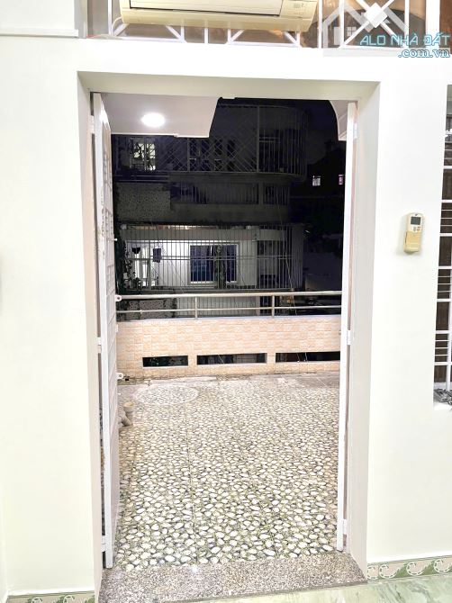 Nhà hẻm ô tô vào nhà Âu Cơ P14 Tân Bình 3 tầng 70m2 ( 4 x 17.5 ) chỉ 9.79 tỷ. - 9