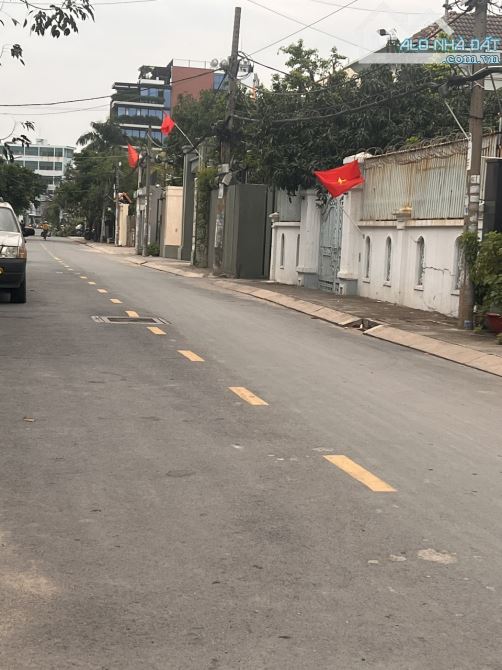 Bán ĐẤT tặng nhà hẻm xe hơi 5m Dương Quảng Hàm, P6 - DT: 5.5x20m - Gía chỉ 9x tỷ