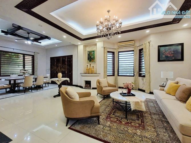 Nhà Biệt Thự Quan Chức Quận Tây Hồ, 210m2 Sân Vườn, Mặt Tiền 15m, An Ninh Tốt, 125 Tỷ