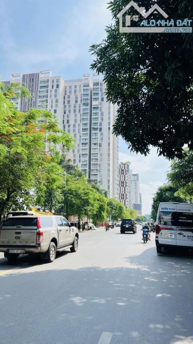 Phố Trung Kính To, 122m2 2 Thoáng, MT 5.7m 4 Tầng, Đường 10m, Vỉa Hè, Ở & Văn Phòng