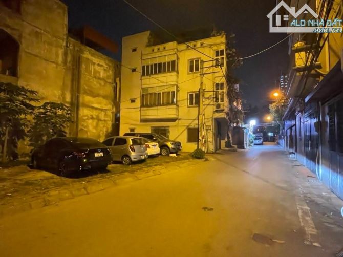 ♦🏡Siêu Phẩm Dân Xây Thạch Bàn - oto tránh - 3 Tầng Giá 12 tỷ Chủ Cần Bán Gấp