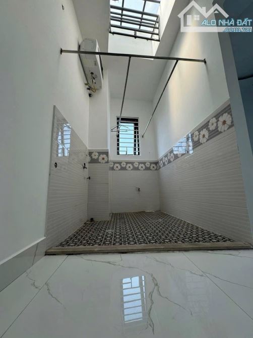 Bán nhà Nguyễn  mộng  Tuân dt 50 m2  ngang 5m đường vào  3 tầng  ngang 8 m giá  3.6