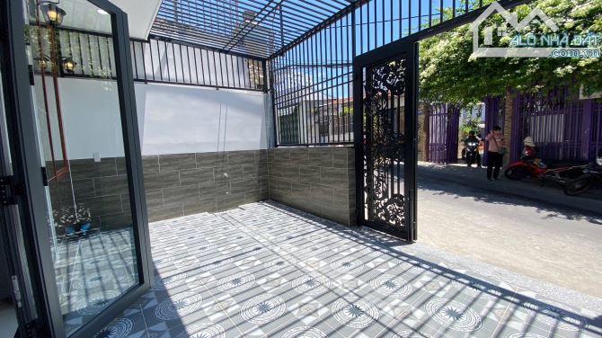 CĂN NHÀ PHỐ 3 TẦNG MỚI XÂY, NỘI THẤT XỊN- ĐẦY ĐỦ CÔNG NĂNG,GẦN BÃI TẮM HÒN CHỒNG NHA TRANG