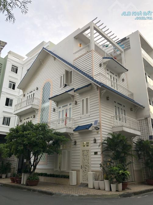 Biệt thự đường Nguyễn Đình Khơi - Hoàng Việt, P4, Q. Tân Bình. DT: 35x20m, hầm, 3 lầu