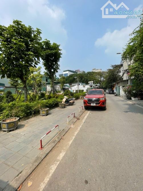 Bán nhà  phố Trạm phân lô 6 Tầng thang máy noi thất tiềntyr sẵn ở giá 9 tỷ nhỉnh oto vànhà