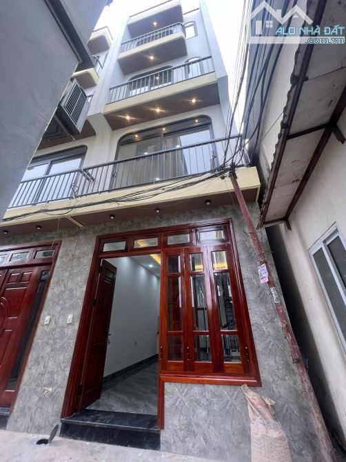 Nhà đẹp ngõ thoáng khu dân trí cao Thạch Bàn Long Biên DT 33m2 . Giá 5.45 tỷ