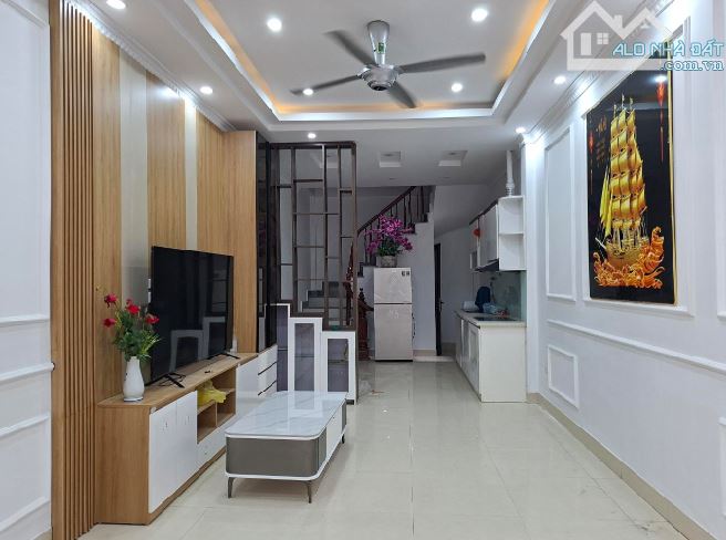 NHÀ MỚI KOONG – NGÔ GIA TỰ – GẦN PHỐ – 1 NHÀ RA Ô TÔ – TIỆN ÍCH BỦA VÂY! Diện tích: 35m²
