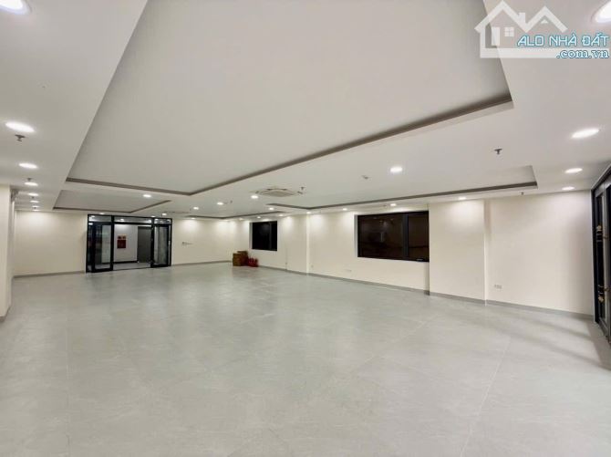 Bán nhà mặt phố Lạc Long Quân 127m2, 5 tầng, mt 8,8m vuông đẹp, 2 mặt thoáng
