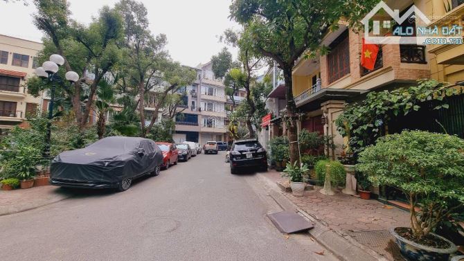 Bán tòa 6 tầng 1 mặt phố 1 mặt ngõ ôtô - MP Đội Cấn - 110m2 MT: 5.5m - kinh doanh tốt