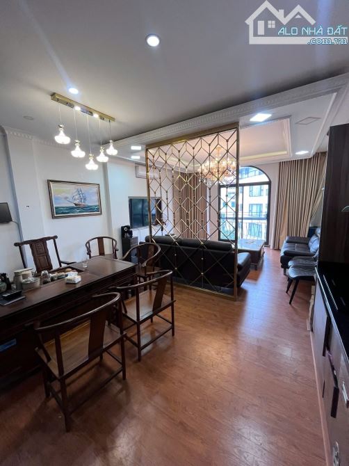 BÁN NHÀ KHU CẦU GIẤY - Ô TÔ ĐỖ TRƯỚC NHÀ - DT: 50m2 - 7 Tầng - MT: 5m.