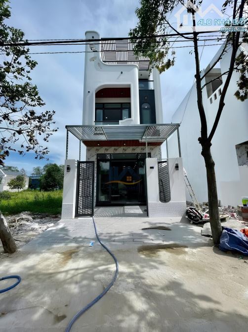 NHÀ XINH 1 TRỆT 2 LẦU PHONG CÁCH HIỆN ĐẠI NGAY TRUNG TÂM TP THỦ DẦU MỘT