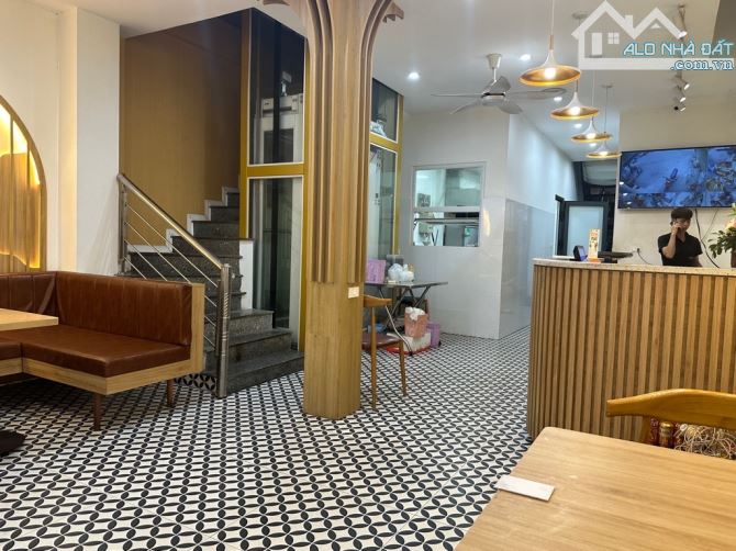 Bán nhà 4 tầng mặt phố tại Phú Xuyên, ô tô tránh, kinh doanh, vỉa hè rộng, 120tr/m2.