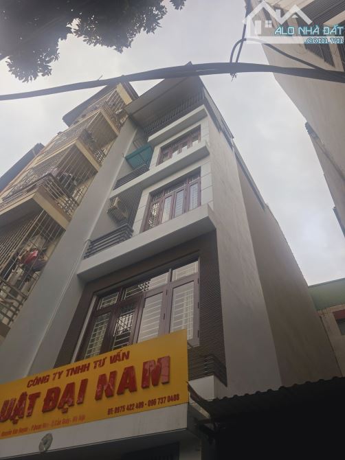 Nguyễn Văn Huyên – phân lô 5 tầng thoáng trước sau, ô tô dừng đỗ đêm.