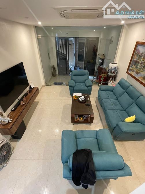 Nhỉnh 10 tỷ, Bán nhà Ngọc Hà, 50m2x6T thang máy, vài bước ra phố