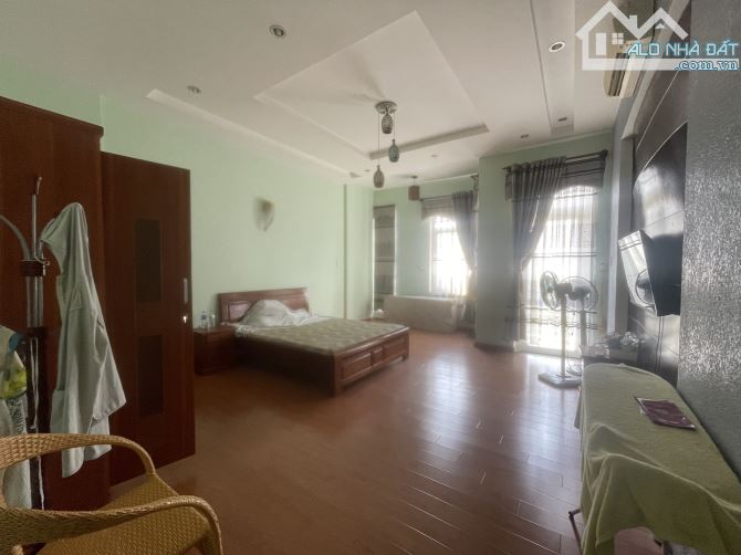Nhà 4.5 tầng mt Lê Thước lô ống kẹp cống sát lô góc giá bán đến công chứng 13.9 tỷ