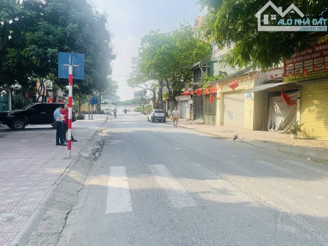Mặt phố Đức Giang, Nhà cấp 4 130m gần Bình Minh Garden, vỉa hè, kinh doanh, giá tốt 22.8