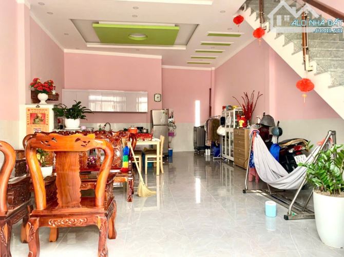 CHỦ GỞI BÁN NHÀ 1 TRỆT 1 LẦU. (DT: 65M2) SỔ RIÊNG THỔ CƯ 100% ĐƯỜNG OTO UBND P. TÂN VẠN