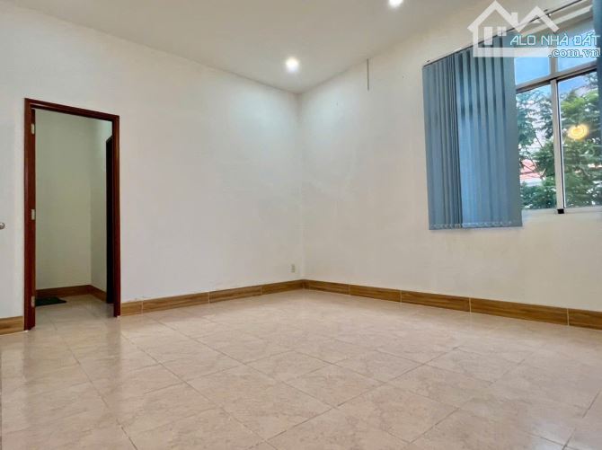 Cho thuê Biệt thự Mỹ Kim, 200m2, 3 lầu, đối diện công viên Hồ bán nguyệt, Quận 7