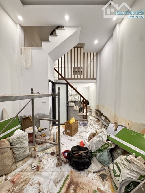 Bán nhà Lạc Long Quân. Nhà khu trung tậm giá hợp lý  . Diện tích 30m2.  Giá 7,5 tỷ