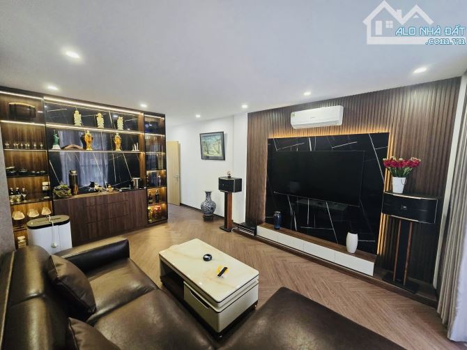 Hơn 300 triệu/m2 Phân Lô Đống Đa 7 Tầng Thang Máy, Gara Ô Tô Nhà Đẹp, Giá Tốt