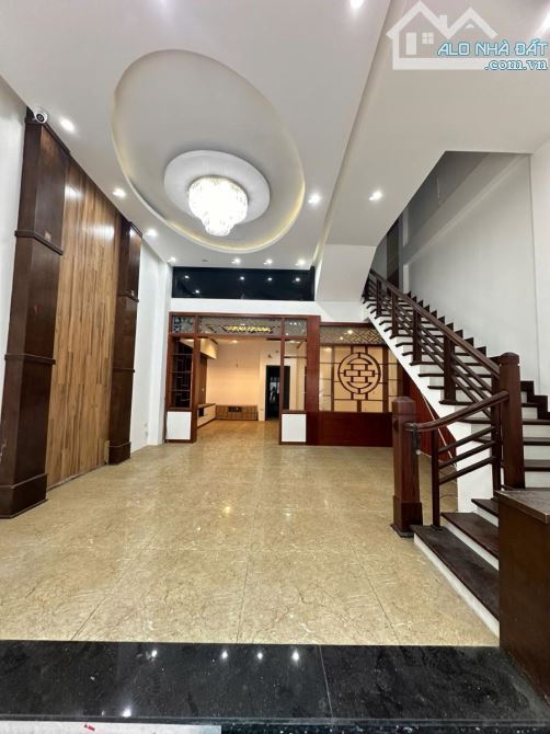 BÁN NHÀ NGUYỄN VĂN CỪ - 109M2×5 TẦNG, MT 8M - 21 TỶ.