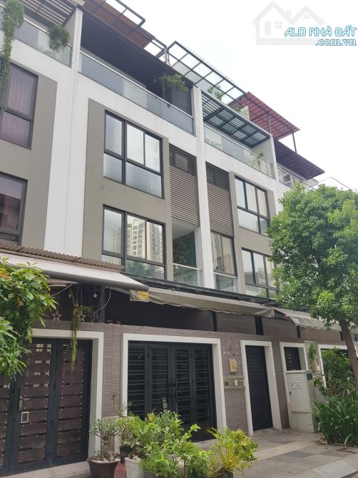 Bán nhà MT sát bên trường Việt Úc, MT đường 3 tháng 2, P14, Q10. DT: 4x20m, 2 tầng