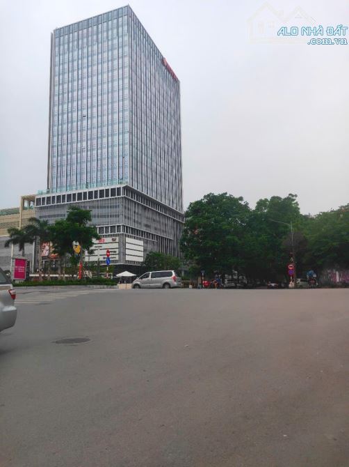 NHÀ ĐẸP CHÍNH CHỦ BÁN – LẠC LONG QUÂN 32M2 – 5 TẦNG – GẦN PHỐ, GẦN HỒ – 8.7 TỶ  Chính chủ