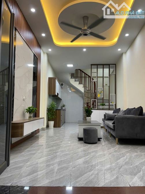 Bán nhà Thanh Lân – Hoàng Mai, DT 30m x 4 tầng, lô góc, ô tô qua nhà