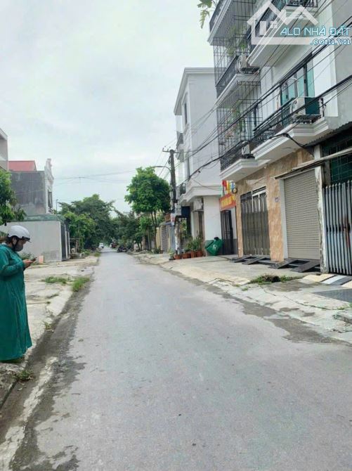 Bán lô đất tuyến 4 phân lô Bãi Huyện 100m giá 2,4x  tỷ