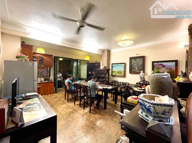 Bán nhà Phố Hoàng Hoa Thám. Ba đình. Diện tích 80m. 6 tầng. Mặt tiền 5,6m. Giá 19 tỷ