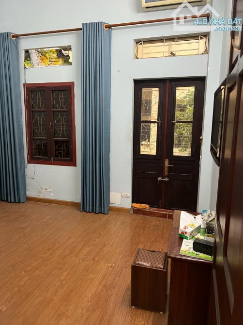 Cho thuê nhà ngõ ô tô Vũ Hữu, 3 tầng x 70m2, 4 ngủ, 15 Triệu, ở nhóm 8 người, VP c.ty