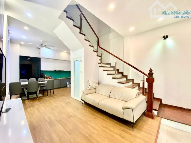 BÁN NHÀ Ô TÔ ĐỖ CỔNG MỄ TRÌ HẠ DIỆN TÍCH 41M MẶT TIỀN 4,6M GIÁ 8,7 TỶ