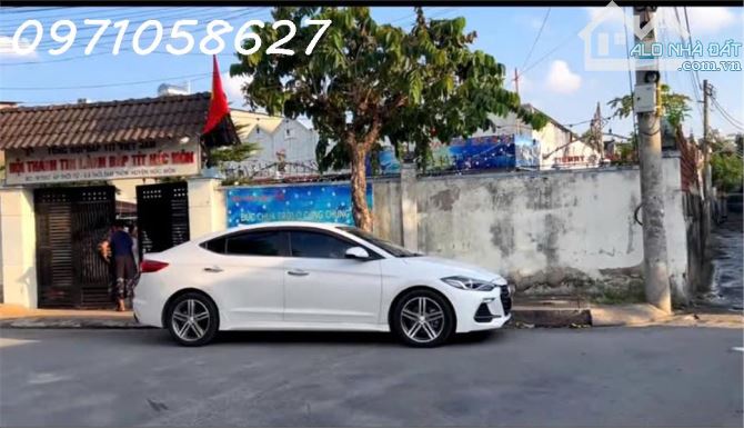 Cần bán nhà trung tâm Hóc Môn - đường xe hơi đậu cửa - DT 900m2 - giá đầu tư