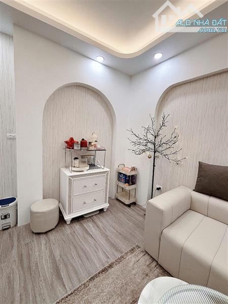 NGÕ TRƯỚC NHÀ SH QUAY THOẢI MÁI - CÁCH Ô TÔ TRÁNH VÀI MÉT - SÁT MẶT NGÕ GỐC ĐỀ SẦM UẤT