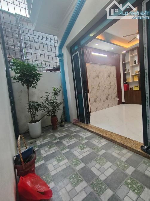 Nhà đẹp ngõ 169 Hoàng Mai, 4 tầng, Sân để xe riêng, Ngõ thông