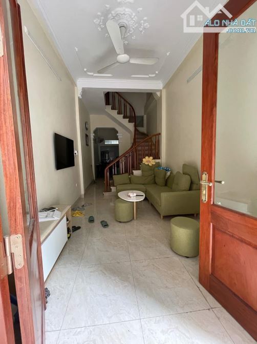 Cho thuê nhà ngõ ô tô Khương Thượng, 4 tầng x 30m2, 4 ngủ, 11.5 Triệu/th